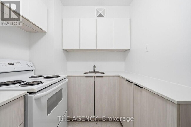 Photo du bâtiment - 2350 Dundas St W