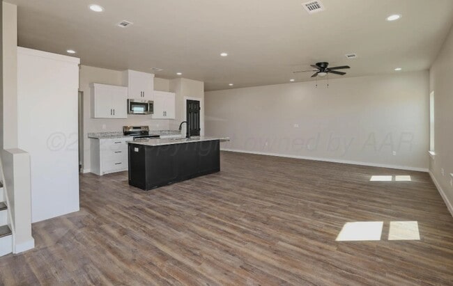 Building Photo - 925 E Loop 335 S