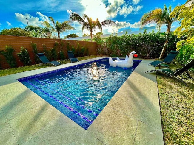 Building Photo - 549 NE 14th Ave