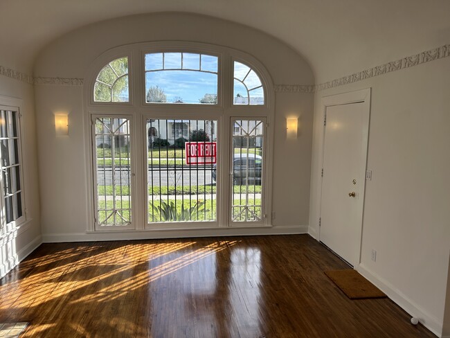 LivingRoom Windows - 419 N Detroit St