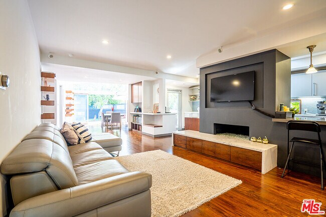 Foto del edificio - 4548 Farmdale Ave