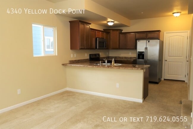 Building Photo - Spacious Townhouse
