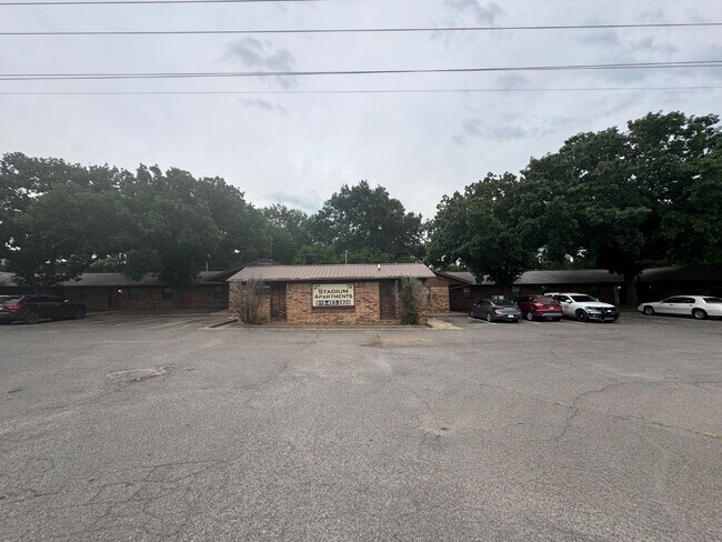 Building Photo - 1404 N Grand Ave