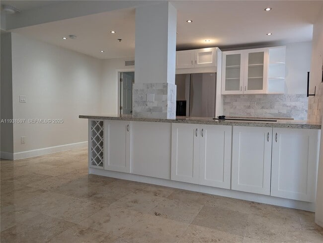 Building Photo - 6061 Collins Ave