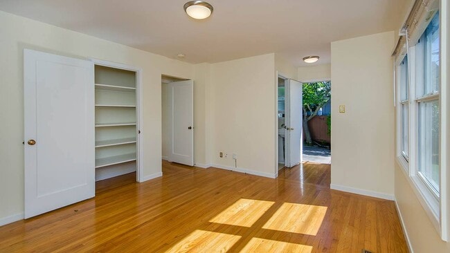 Building Photo - 909 Fleetwood Dr