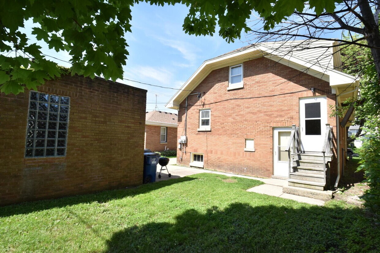 2919 Geneva St, Racine, WI 53402 Townhouse for Rent in Racine, WI