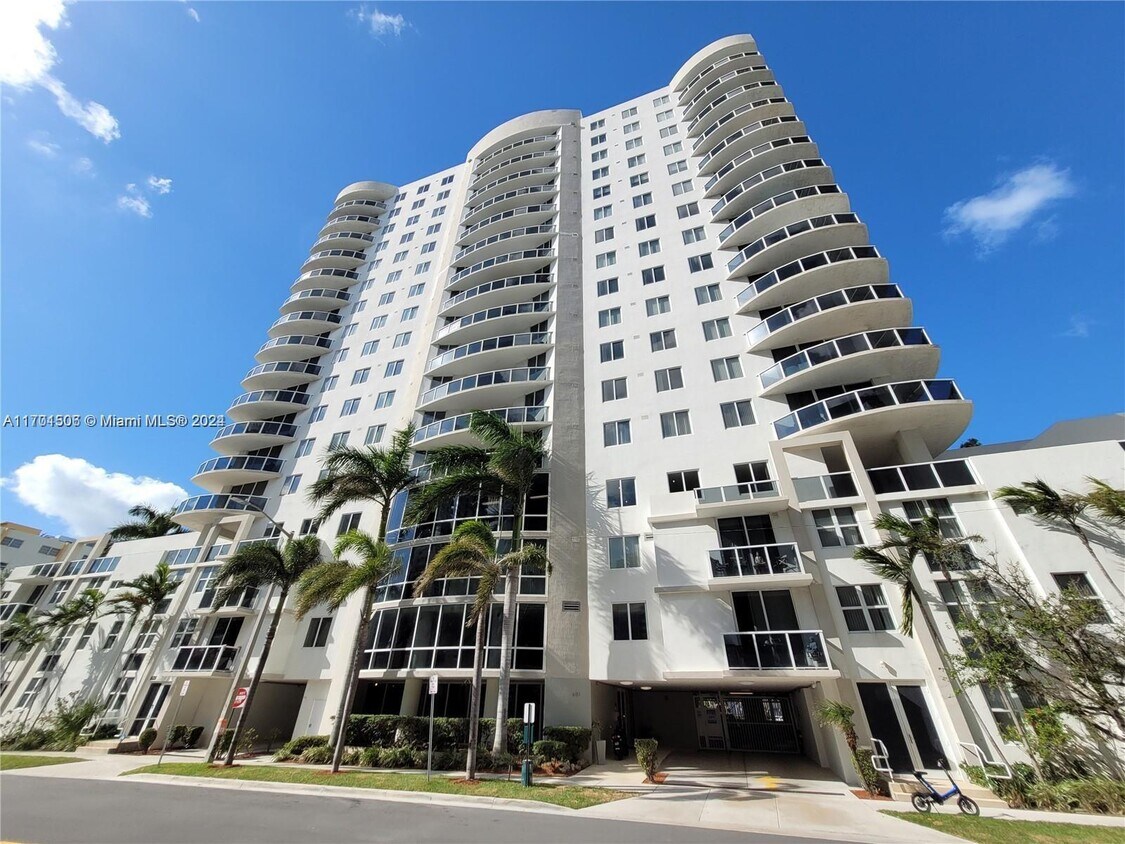 Photo - 601 NE 23rd St (Miami, FL)