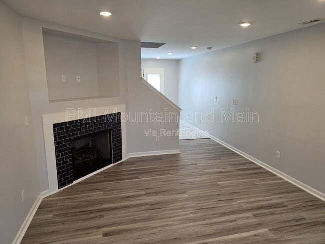 Building Photo - 25 Barnett Shoals Dr
