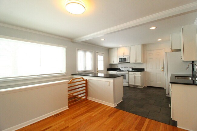 Foto del edificio - February FREE On This 3 Bedroom 2.5 Bath Home In Overland Park