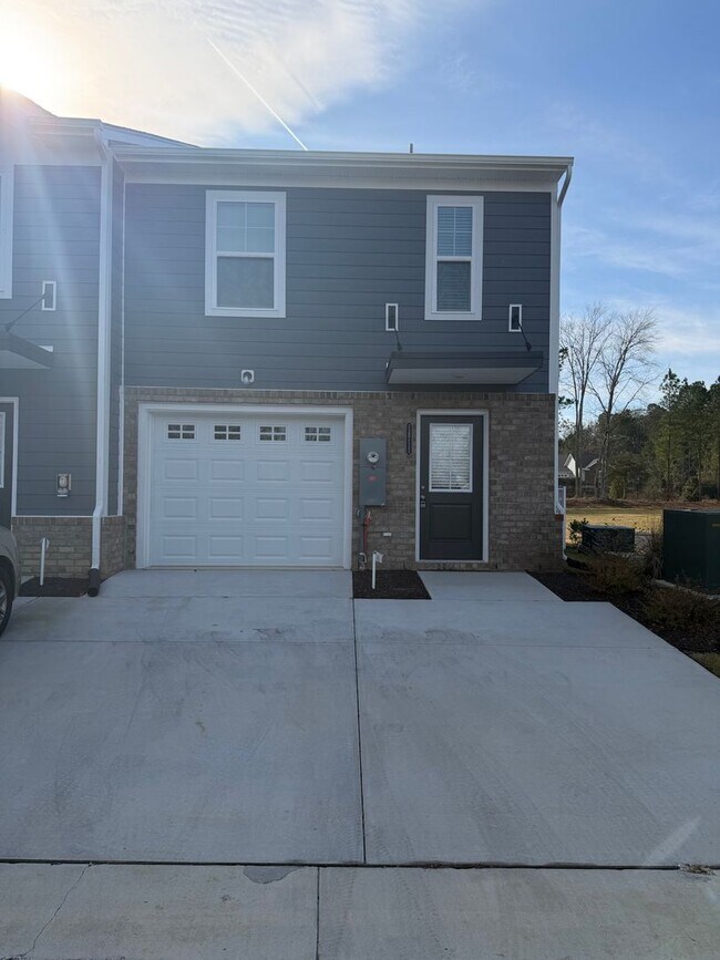 Foto del edificio - Modern Two-Story Townhome with Open Floor Plan and Garage
