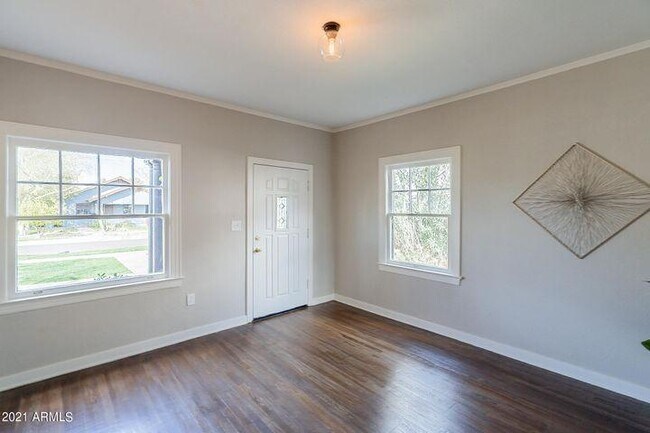 Front door view from front/living room - 91 W Willetta St