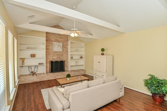 Building Photo - 2102 Briarcrest Dr