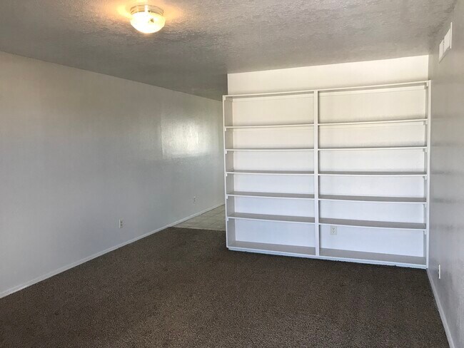 Building Photo - 2033 S Don Roser Dr