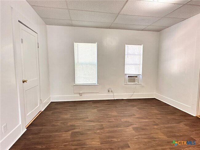 Foto del edificio - 244 W Sessom Dr