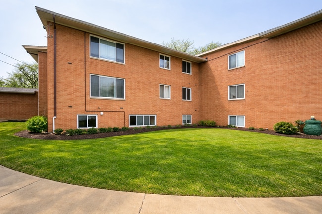 Building Photo - Updated Rocky River Condo – 1 Bed, 1 Bath in Prime Location Near Shopping & Lake Erie