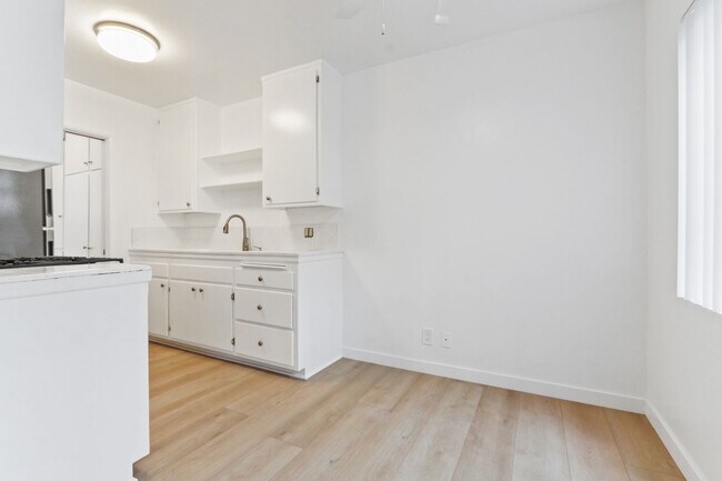 Foto del edificio - 1437 Brockton Ave, Prime West LA, north of...
