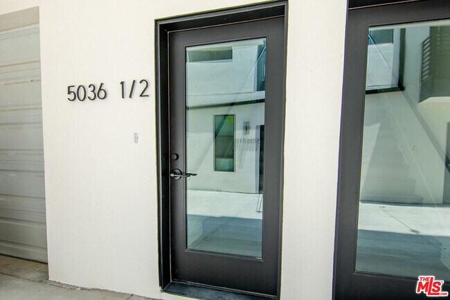 Foto del edificio - 5036 Riverton Ave