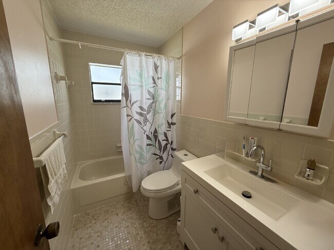 Building Photo - 6203 Emerson Dr
