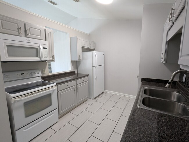 Building Photo - 806 Pelham Square Way