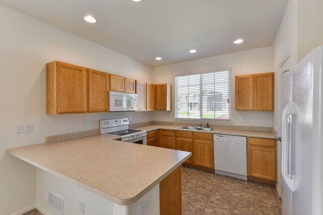 Building Photo - Village East Home available in Windsor!
