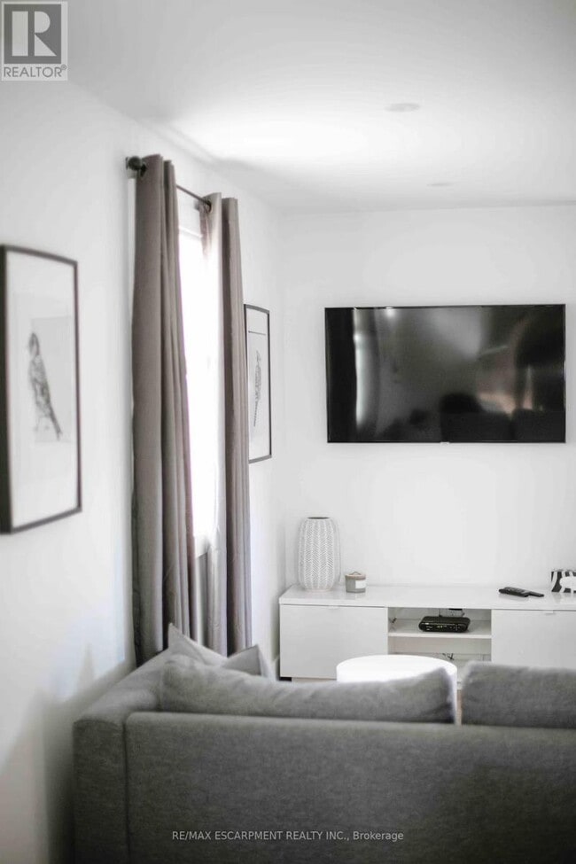 Building Photo - 426 Wilson St E