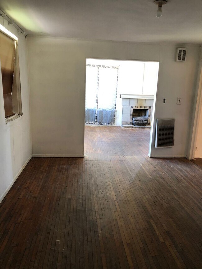 Building Photo - Three bedroom rent to own home, needs TLC