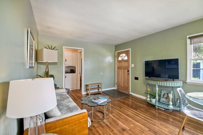 Foto del edificio - 167 Tamarack Ave