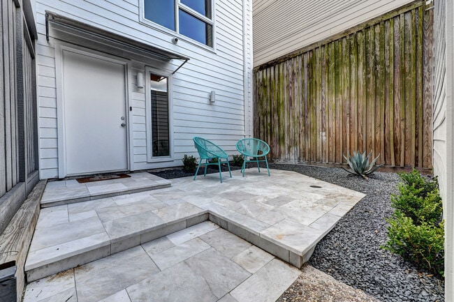 Front Entrance - 1327 Castle Ct