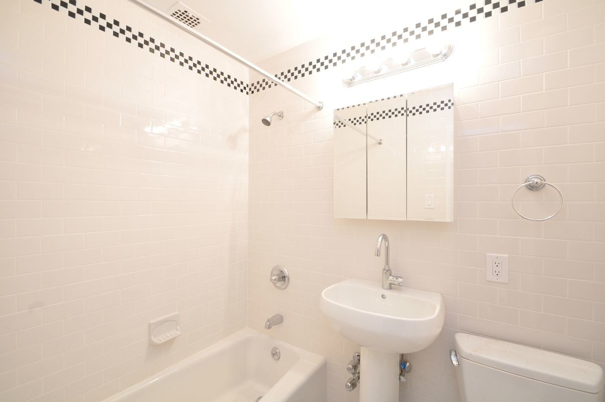 Building Photo - 1 bed duplex No Fee