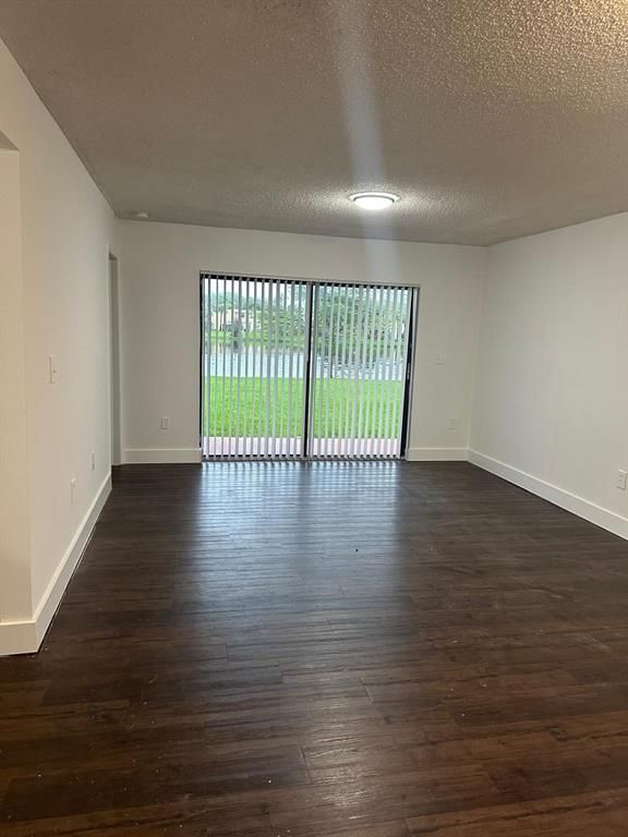 Foto del edificio - 9777 Nob Hill Ct