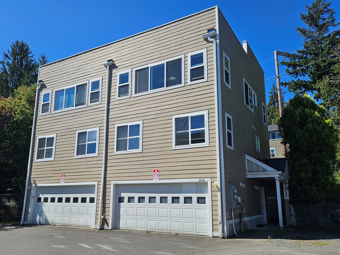 Primary Photo - 3416/3418 Abbott St
