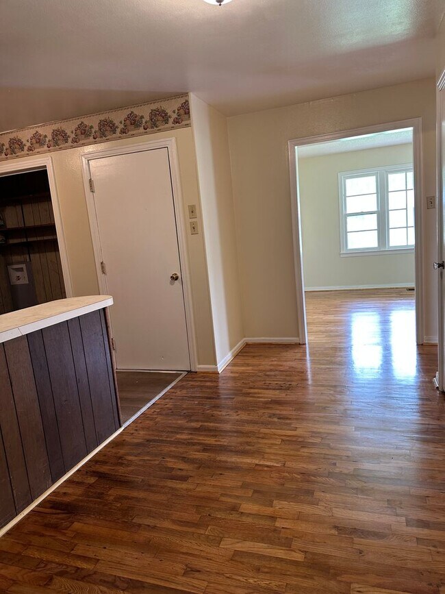 Foto del edificio - 3 Bedroom 2 bathroom home central air and Heat.