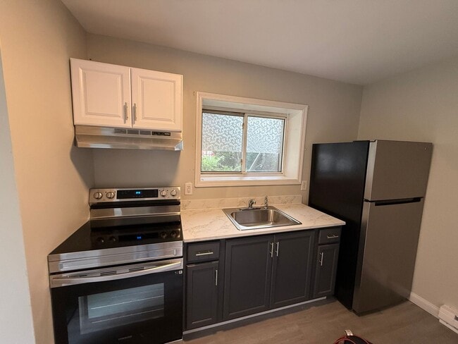Building Photo - Scranton 3 Bedroom Single Family, Quiet Neighborhood, Gas Heat,