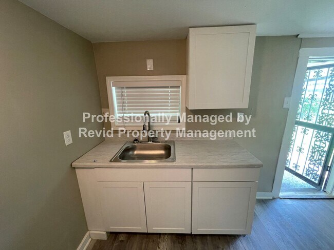 Building Photo - Modern home in Whiteaven!