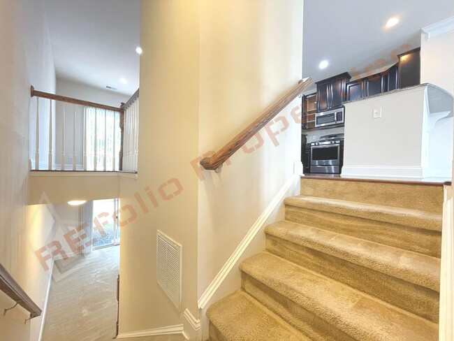 Foto del edificio - Beautiful 3 Story 3 Bedroom Townhouse with Huge 1st Floor Flex Space with Access to Patio + 2 Car...