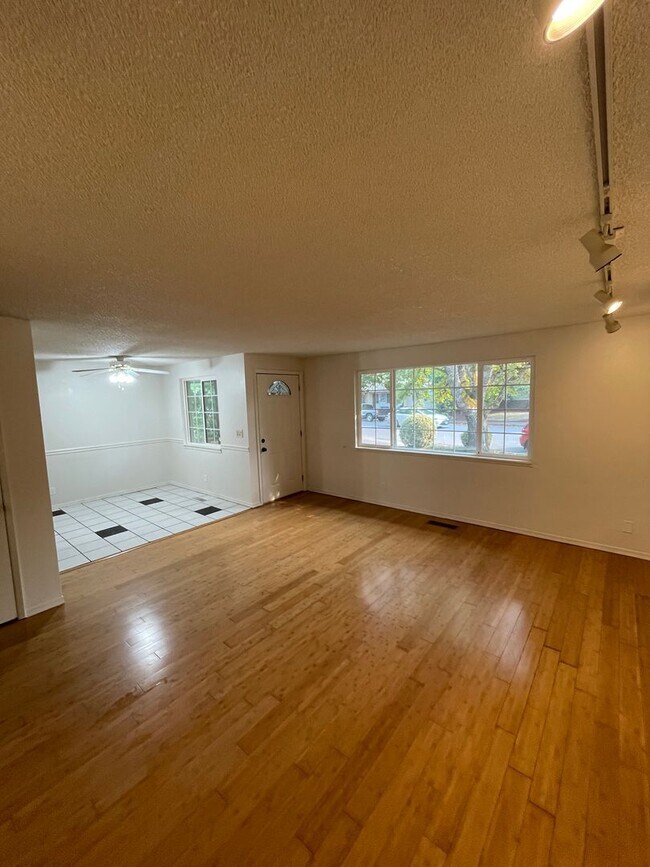 Building Photo - 575