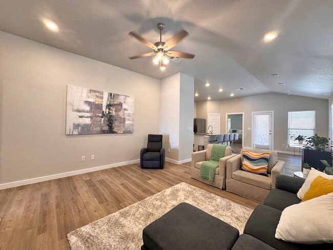 Building Photo - 10817 Saloon St