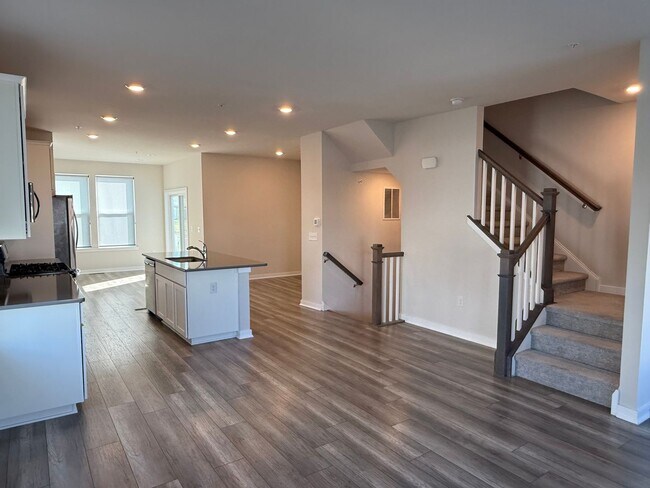 Foto del edificio - THREE BEDROOM/ END OF ROW TOWNHOME in Sout...