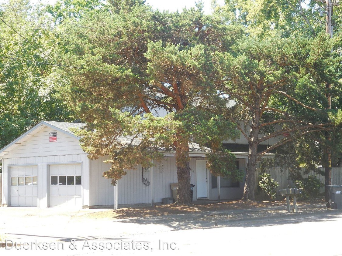 Foto principal - 692-694 NW Walnut Blvd