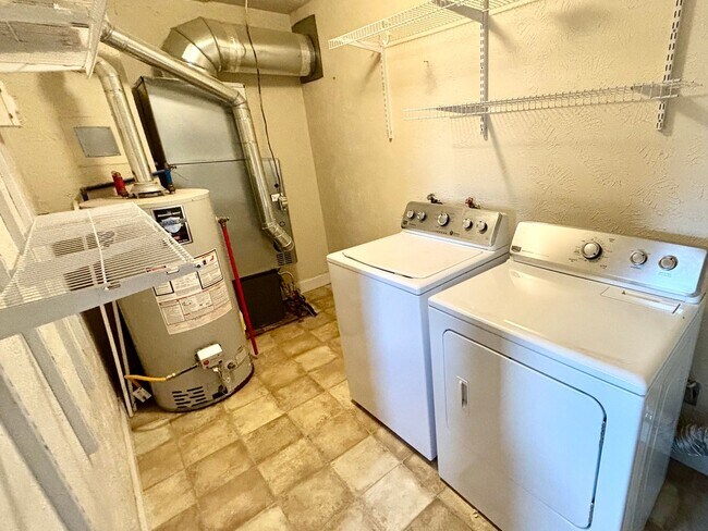 Building Photo - 2 Bedroom, 1 Bath Home - North Side Locati...