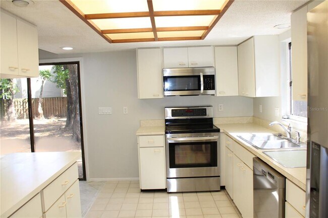 Building Photo - 3416 Avenida Madera