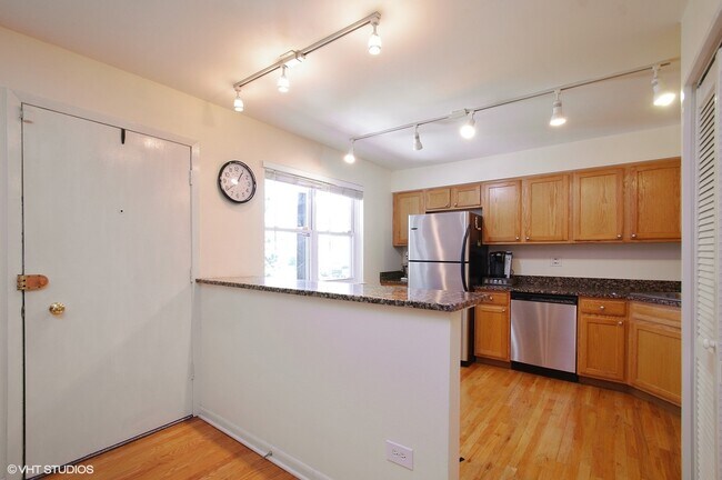 Building Photo - 4056 N California Ave