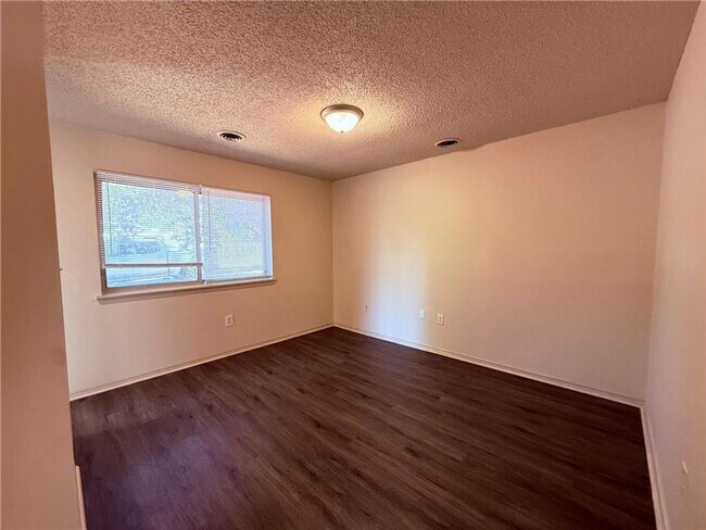 Foto del edificio - 2310-2310 N Raven Ln