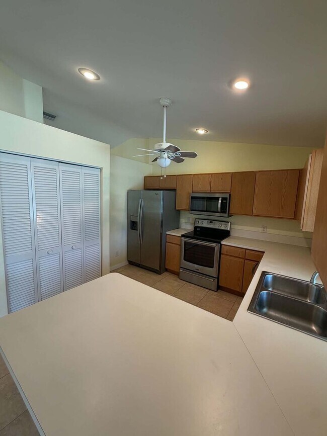 Foto del edificio - Inviting 3/2 Pool Home With Spacious Lanai and Modern Kitchen