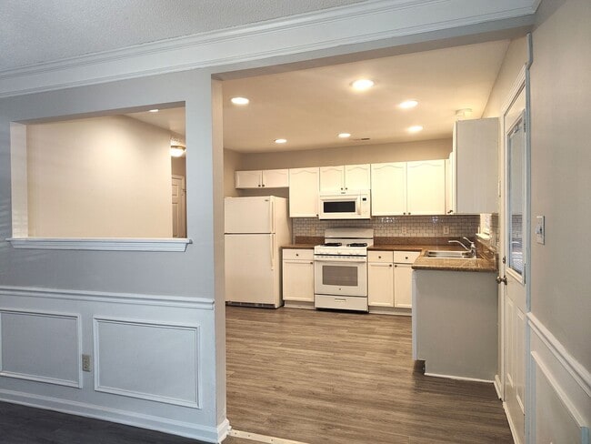 Building Photo - Pristine, 4 bed, 2.5 bath Home Located in the Southbridge Forest Community!