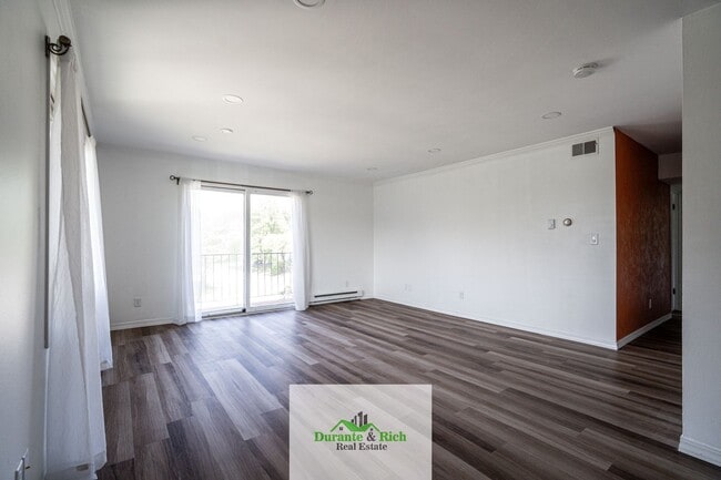 Foto del edificio - Spacious Upgraded 2 Bedroom 2 Bath Condo i...