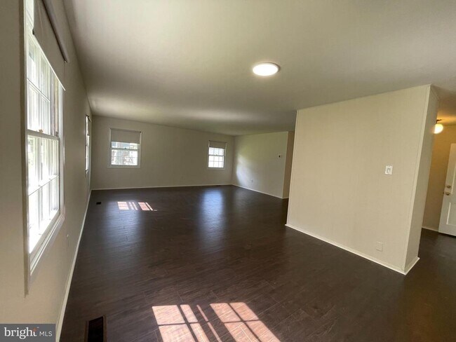 Foto del edificio - 15713 Pointer Ridge Dr