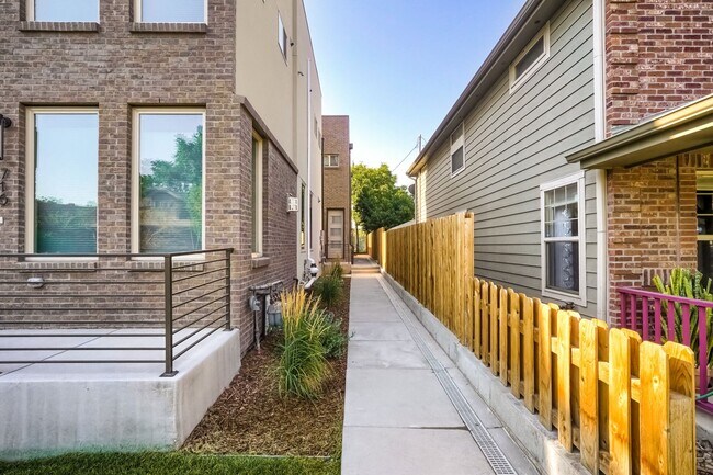 Building Photo - 3 bedroom / 3.5 bath Townhome + 2 Large Flex Spaces & Spacious Roof Top Deck!