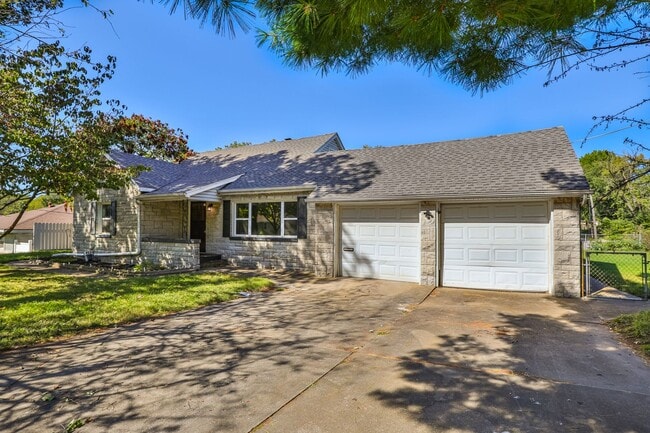 Building Photo - Adorable 4 bedroom | 2 bathroom | 2 car ga...
