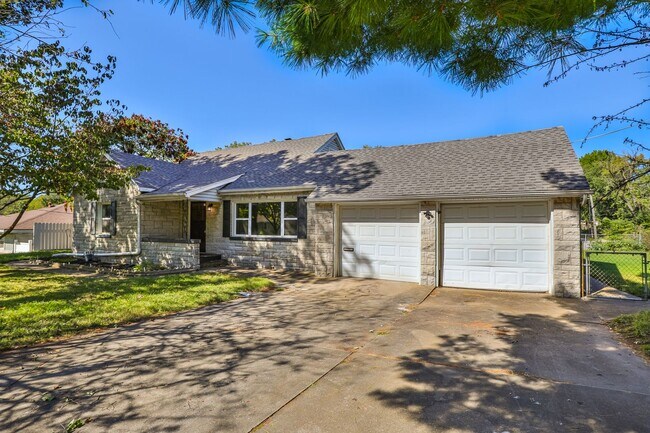 Foto del edificio - Adorable 4 bedroom | 2 bathroom | 2 car ga...